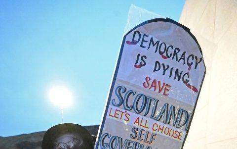 Un manifestante sostiene una pancarta durante una protesta de activistas anti-Brexit, este viernes,  en Edimburgo, Escocia