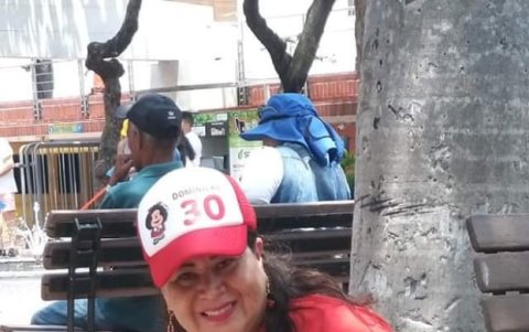 Peggy Artieda junto a Luna. Ella coordina el trabajo de los clubes para dar apoyo a los refugios de animales.