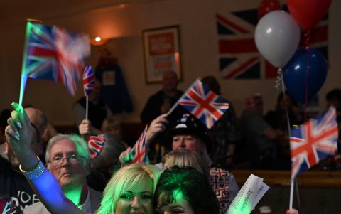 Partidarios del  Brexit celebran la separación en el Woolston Social Club, en Warrington, noroeste de Inglaterra.