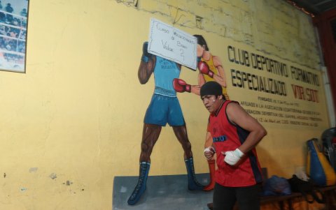 Pese a que el lugar no es muy espacioso, los deportistas se adaptan con tal de aprender las tácticas del box.