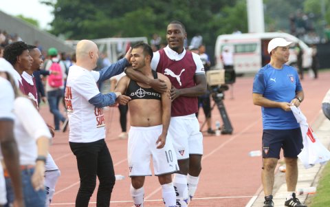 Junior Sornoza (c) celebra con Pablo Repetto, quien fue su DT en Independiente del Valle.