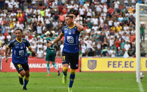 Carlos Garcés anotó el penal que sancionó el VAR en el ocaso del primer tiempo.