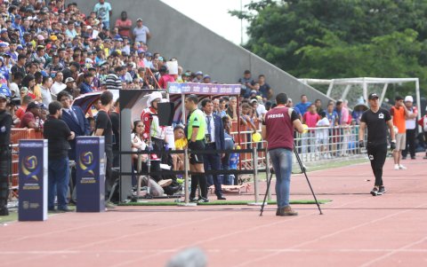 Guillermo Guerrero, árbitro de la final, consultó con el VAR una jugada que luego terminó en gol.