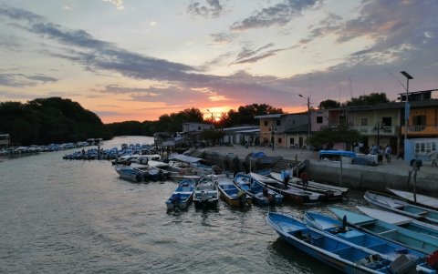 Embarcaciones de los isleños y de pescadores de Puerto Bolívar se acoderan al atardecer en Puná.