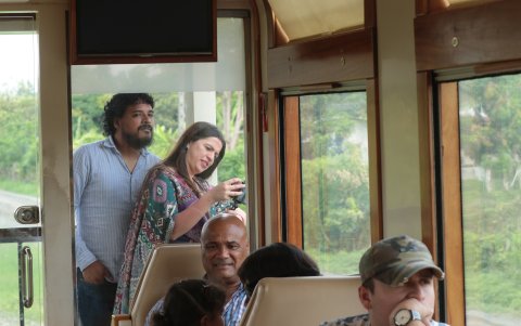 Los mexicanos Óscar y Metzi conocieron sobre el tren por una isla que la empresa montó en el Malecón de Guayaquil.