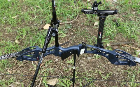 Los arcos pueden pesar hasta 50 libras y costar hasta 5.000 dólares.