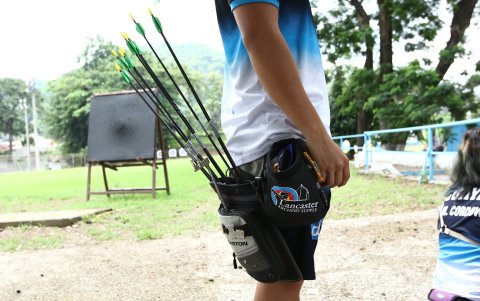 Hay diferentes tipos de flechas, pero en este torneo usaron todos con punta de acero.