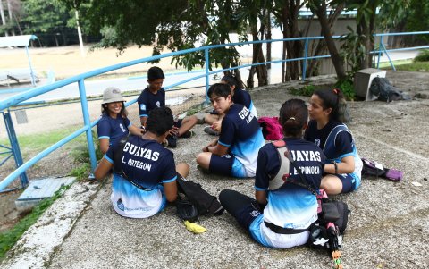 Cada serie dura 4 minutos y al final de las tres, se realiza un descanso que aprovecharon los deportistas para compaginar.