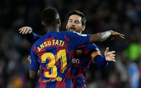 Lionel Messi felicita a Fati tras su buena definición ante la portería.