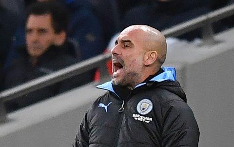 Pep Guardiola muestra su inconformidad con el desarrollo del juego.