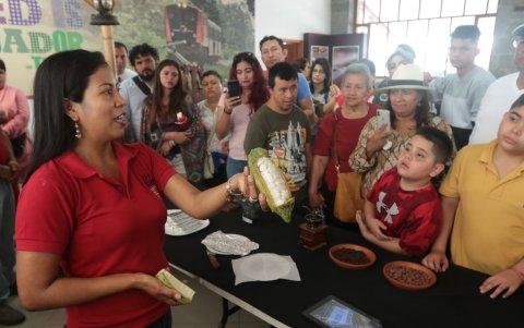 En las estaciones hay emprendedores que ofrecen sus productos y servicios.