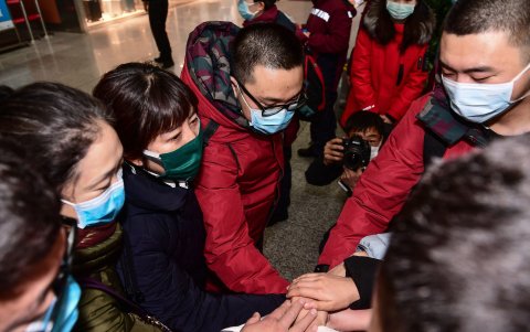 SHENYANG. Un grupo de médicos lanzan un pacto minutos antes de ser enviados a Wuhan, como refuerzo a la emergencia en esta ciudad, epicentro de la epidemia del coronavirus.