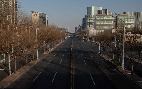 PEKÍN. Silencio total y abandono absoluto se evidencia en las calles de esta capital asiática, en una tarde reciente del fin de semana.