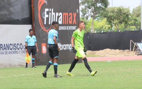 Frank Fernández, arquero del Vicente Rocafuerte, festeja luego de tapar uno de los dos penales en la serie decisiva.
