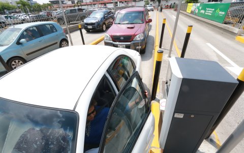 Pago. Los sábados y domingos, además del feriado, no se cobrará el uso del parqueo.