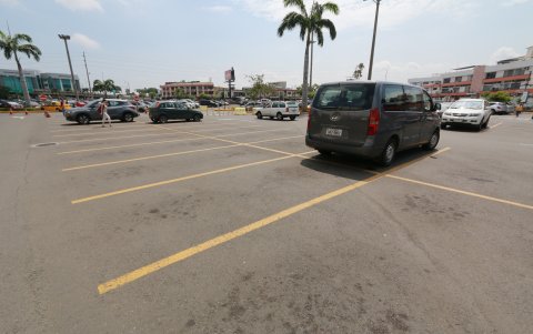 Ambiente. El panorama que se observó ayer fue distinto al de tantos lunes. Y es que incluso en horas pico hubo espacios vacíos para los clientes.