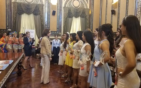 Gloria Gallardo, presidente de la empresa municipal de Turismo, saluda a las candidatas a Reina del Carnaval 2020