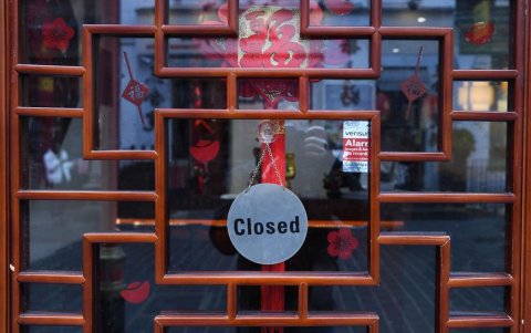 Locales cerrados en los barrios chinos del mundo son una escena más común desde la aparición del coronavirus.