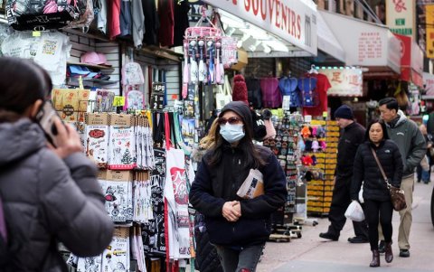 Las mascarillas están a la orden del día en los barrios chinos, como aquí, en el popular Chinatown de Nueva York, Estados Unidos.