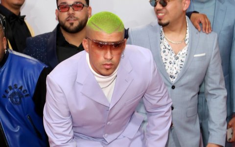 Bad Bunny ha optado por lucir uñas largas y afiladas.