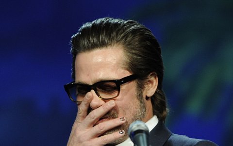 En la imagen, el actor luce un diseño de uñas que resalta solo en dos de sus dedos.