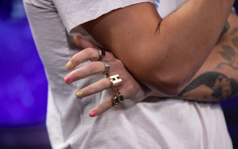 La manicura es parte importante del estilo del cantante británico.