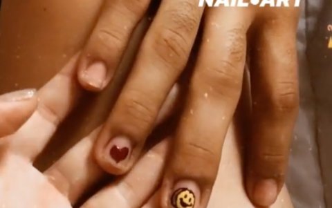 El rapero guayaquileño André Farra también ha incluido el 'nail-art' en su estilismo.