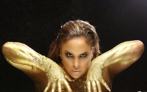 A sus 51 años mantiene intacto su atractivo felino.