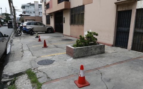 Parqueo. En los centros médicos aledaños, son evidentes los espacios destinados a los médicos y los pacientes que se atienden en ellos.