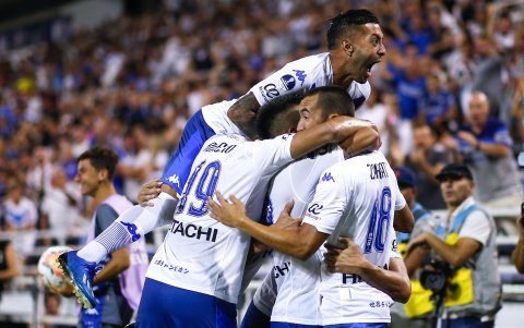 El equipo argentino aprovechó la expulsión del jugador ecuatoriano para llegar al área y facturar un gol.