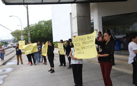 Una de las protestas en contra de la prueba Ser Bachiller en el exterior del edifico Makro en Guayaquil.