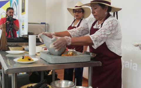 La mollenga, elemento ancestral que usaban los incas, es utilizado constantemente por las picanterías de Arequipa.