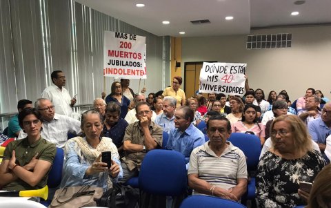 Quejas. Los padres de los bachilleres afectados llegaron al acto portando carteles que evidenciaban los reclamos.