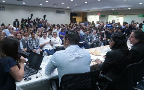 Asambleístas en reunión con exdocentes y docentes de la Universidad de Guayaquil.