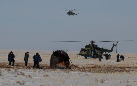 Dzhezkazgan. Militares arriban hasta el lugar en el que aterrrizó la nave rusa Sayuz.