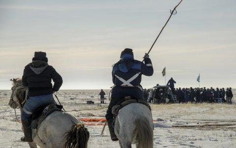 Dzhezkazgan.Habitantes de las estepas kazajas, montados a caballo, asistieron a este aterrizaje en medio de la nieve en una estampa inédita.