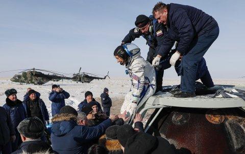 Dzhezkazgan. Christina Koch deja la cápsula, mientras es apoyada por el equipo de rescate.