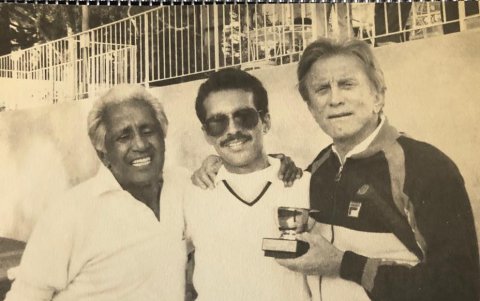 Pancho Segura, Agustín Febres-Cordero y Kirk Douglas en Los Ángeles.