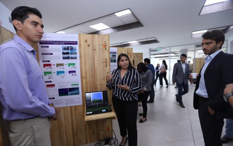 Enrique Alvear e Ivanna Ramos plantean cómo aumentar la zona de playa en la comuna La Entrada, en Santa Elena.