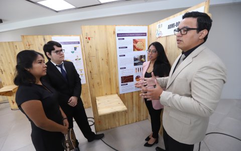 Madeleine Álava y Guillermo Arroyo tienen una propuesta para los ebanistas de la zona de Atahualpa, Santa Elena.