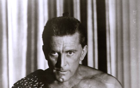 Un fotograma de 1960 de Kirk Douglas para la promoción de la película Espartacus.