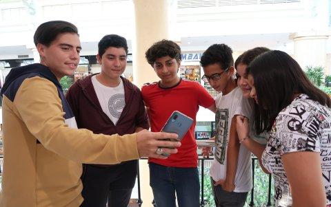 Colegiales disfrutan sus vacaciones en un centro comercial.