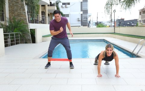 En su rutina usan elementos como ligas, discos y demás. Él trabaja piernas y ella abdomen.