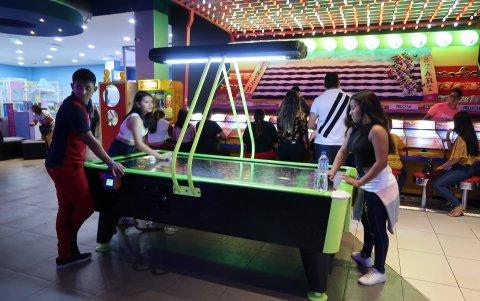 Distracción. Varios colegiales aprovecharon estar ya en vacaciones para reunirse en un centro comercial.