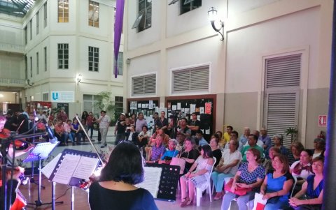 Audiencia. El primer día del espectáculo acudieron estudiantes y público en general.