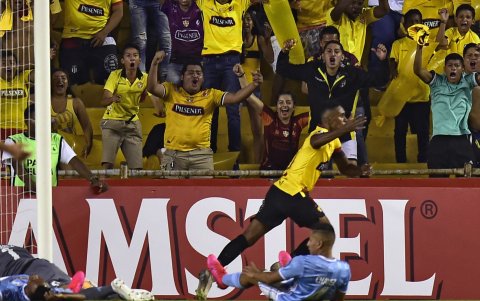 Fidel Martínez festeja uno de sus dos goles en el Monumental

 FBL-LIBERTADORES-BARCELONA-CRISTAL