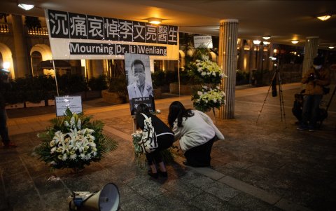 HONG KONG. En esta ciudad también se colocaron flores y se le encendieron velas a Li Wenliang.