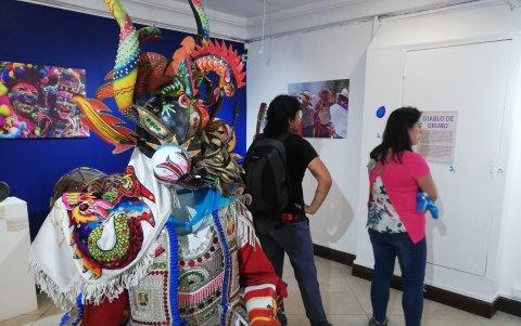 Diversidad. Otra de las figuras es el Diablo Oruro, una exhibición del carnaval de Bolivia, este se dedicó a la Virgen del Socavón.