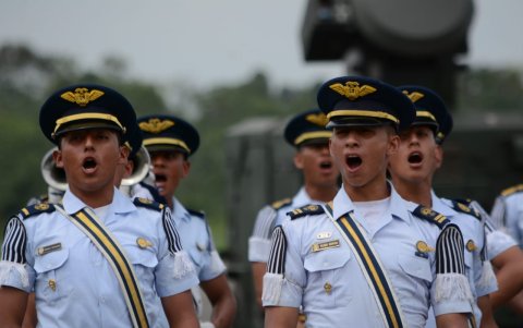 Los oficiales entonan una canción en honor a la batalla del Cenepa.