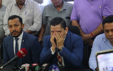 Roberto Ibánez (de cara tapada) ha reconocido que no dará el brazo a torcer y admite que el deportista pierde con esta pugna legal.